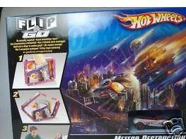 NEW Hot Wheels Meteor Mayhem Flip n Go playset  